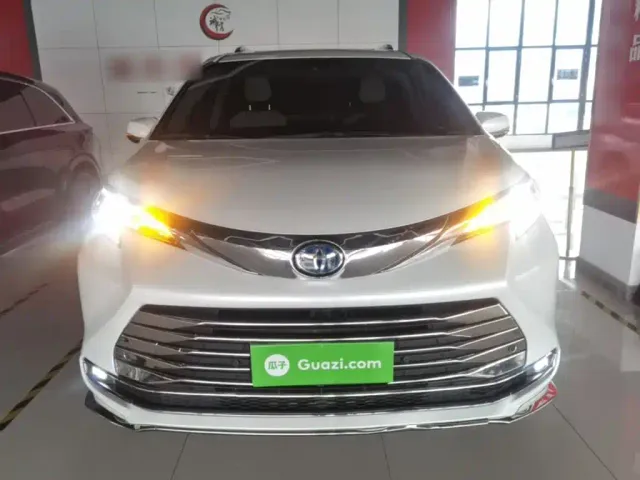 Toyota Sienna — Фото автомобиля 2