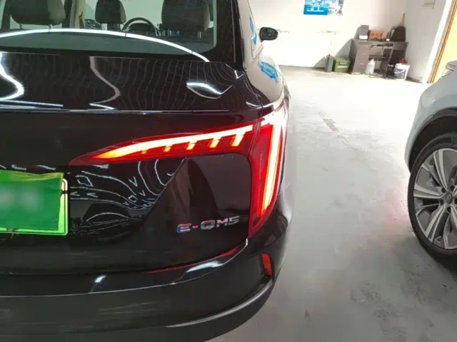 Hongqi E-QM5 — Фото автомобиля 7