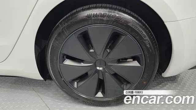 Tesla Model 3 — Фото автомобиля 6
