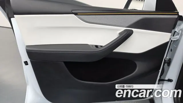 Tesla Model Y — Фото автомобиля 13