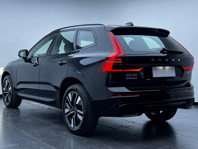 Volvo XC60 — Фото автомобиля 8
