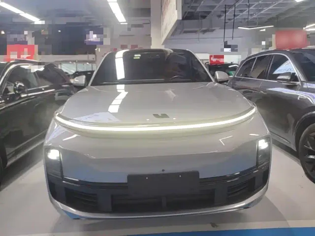 Li Auto L8 — Фото автомобиля 2