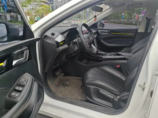 Roewe i5 — Фото автомобиля 6
