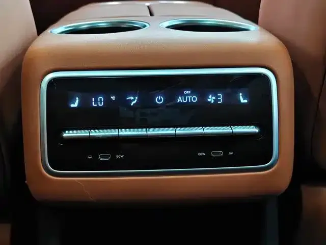 Li Auto L8 — Фото автомобиля 9