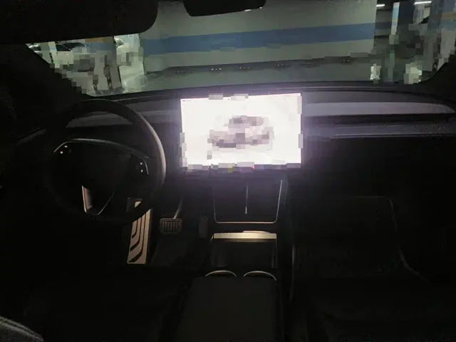 Tesla Model Y L — Фото автомобиля 12