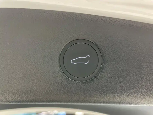 Tesla Model 3 — Фото автомобиля 25