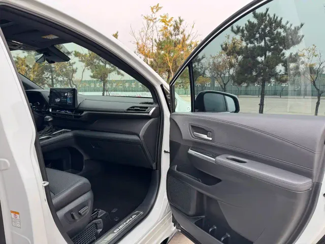 Toyota Sienna — Фото автомобиля 11
