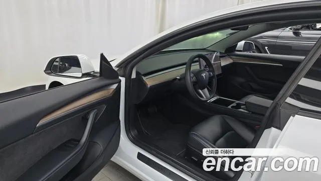 Tesla Model 3 — Фото автомобиля 15