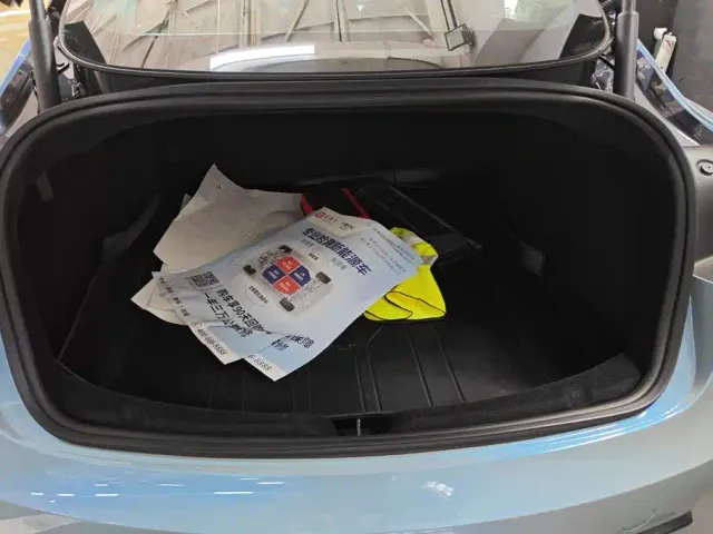 Tesla Model 3 — Фото автомобиля 4