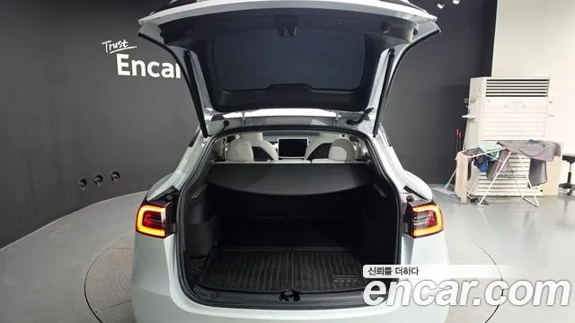 Tesla Model Y — Фото автомобиля 26