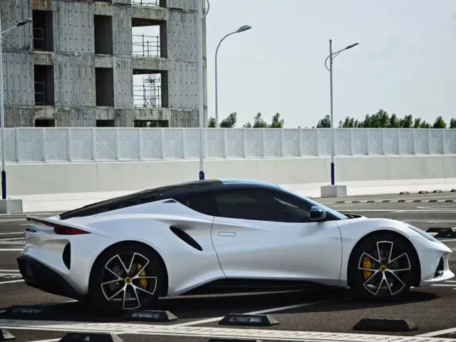 Lotus Emira — Фото автомобиля 15
