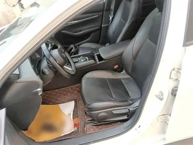 Mazda Axela — Фото автомобиля 10