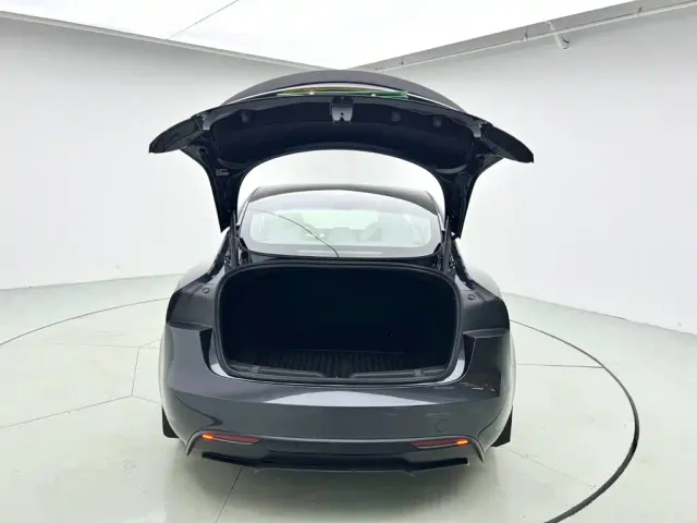 Tesla Model 3 — Фото автомобиля 6