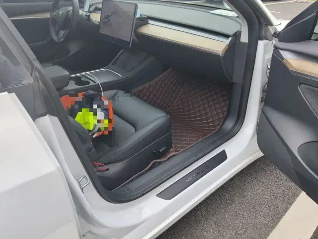 Tesla Model 3 — Фото автомобиля 16