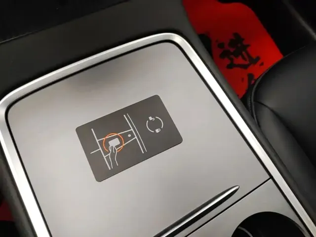 Tesla Model Y — Фото автомобиля 8