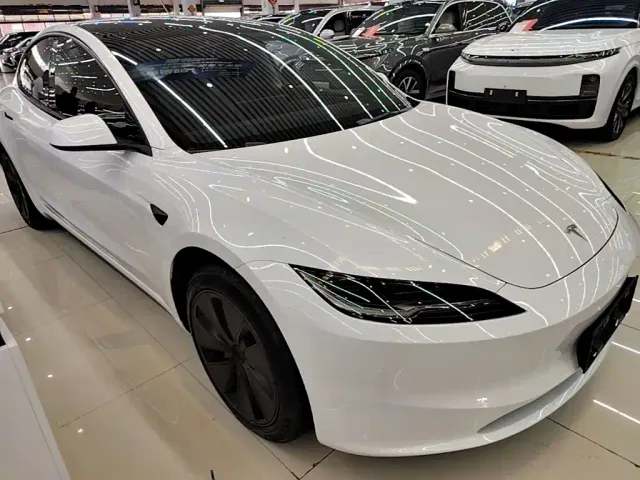 Tesla Model 3 — Фото автомобиля 3