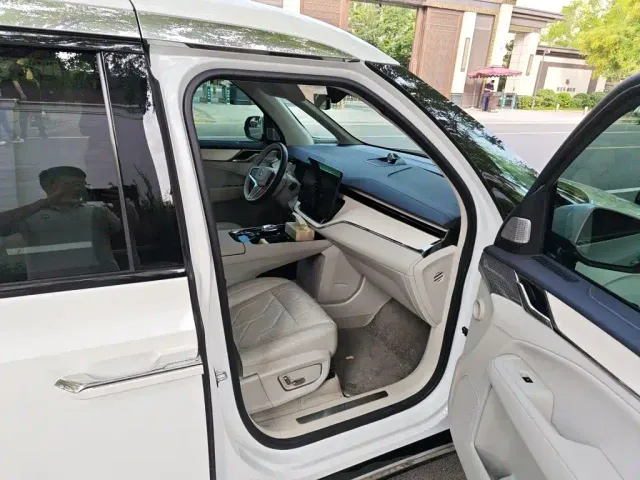 Volvo EM90 — Фото автомобиля 19