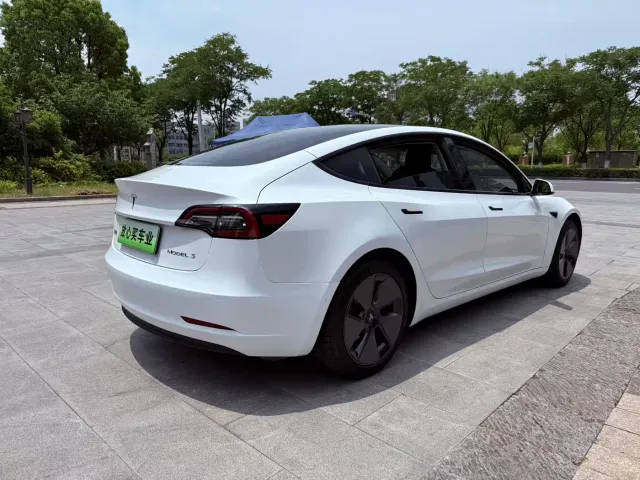 Tesla Model 3 — Фото автомобиля 7