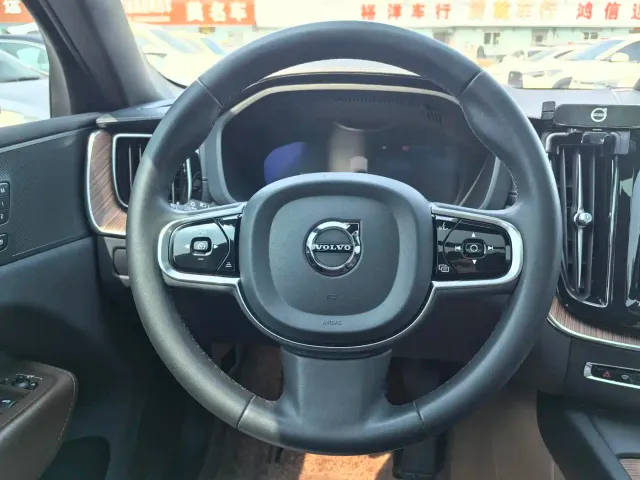Volvo XC60 — Фото автомобиля 10