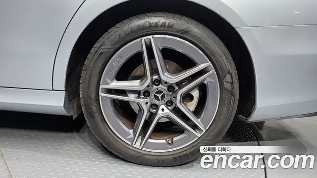 Mercedes-Benz E-Class — Фото автомобиля 19
