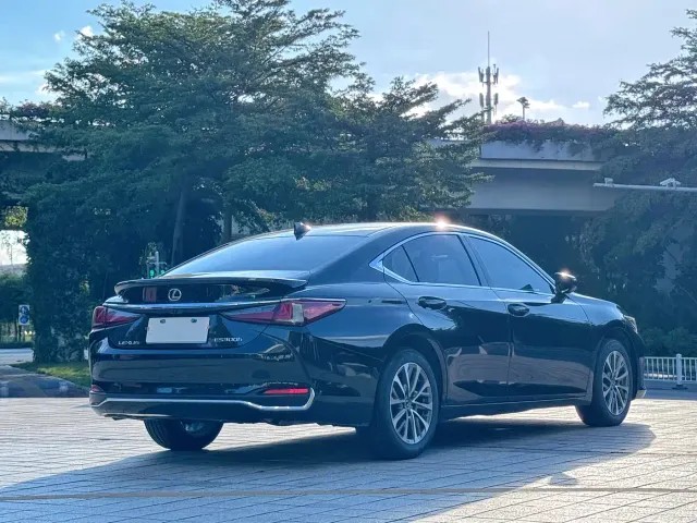 Lexus ES — Фото автомобиля 6