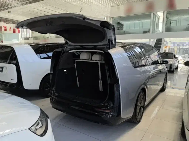 Li Auto MEGA — Фото автомобиля 18