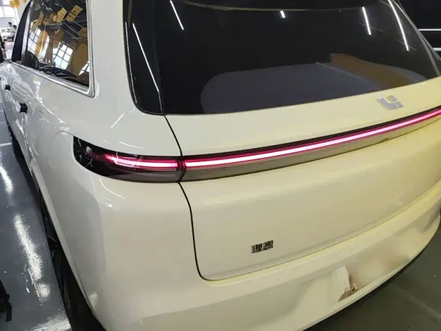 Li Auto L8 — Фото автомобиля 22