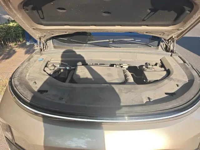 Li Auto L8 — Фото автомобиля 10