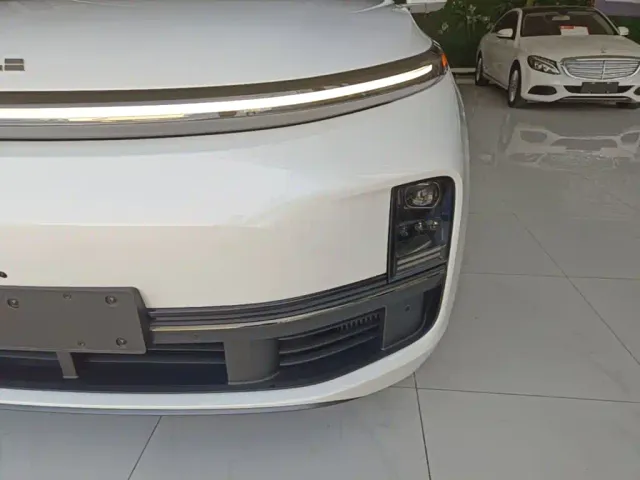 Li Auto L8 — Фото автомобиля 23