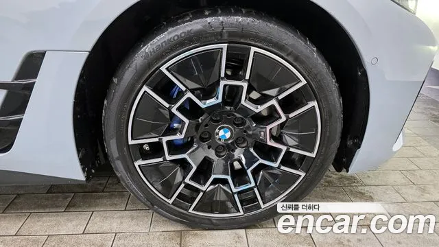 BMW i4 — Фото автомобиля 5