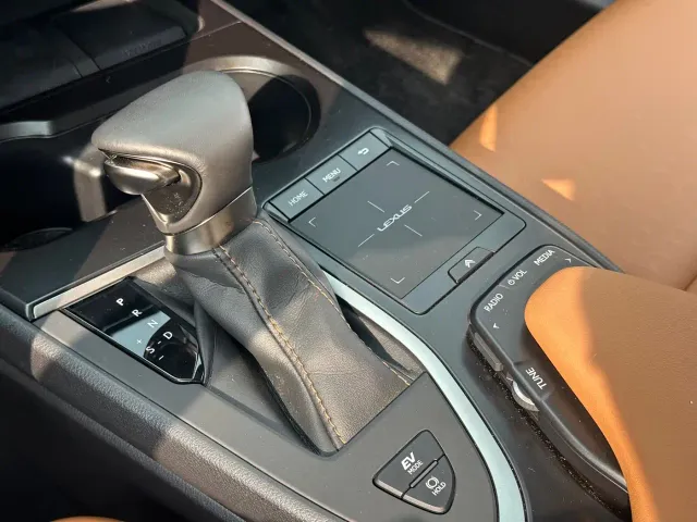 Lexus UX — Фото автомобиля 11