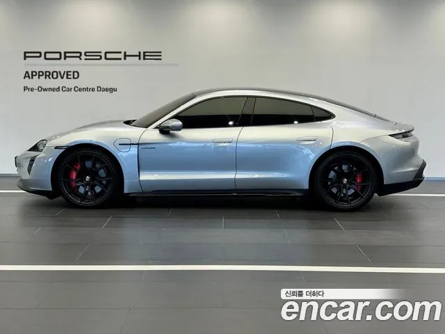 Porsche Taycan — Фото автомобиля 3