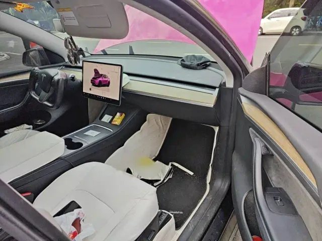 Tesla Model Y — Фото автомобиля 17