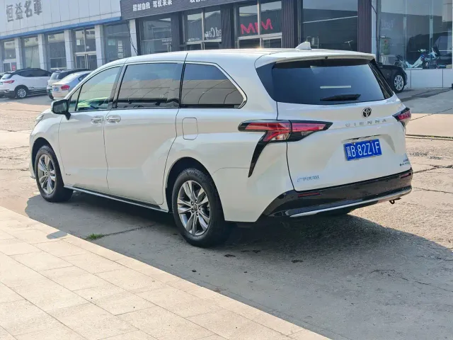 Toyota Sienna — Фото автомобиля 4