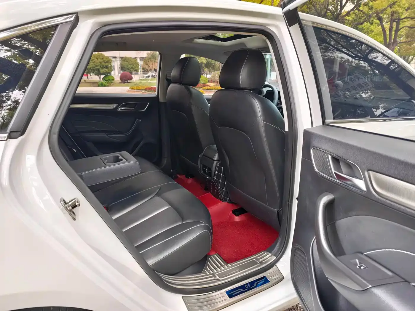 Roewe Roewe i6 2020 PLUS 1.6L CVT 4G Connected Glory Flagship Edition — Фото автомобиля 18