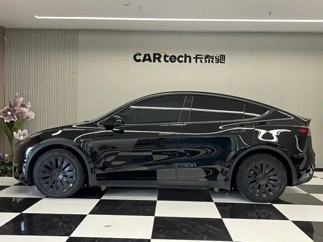 Tesla Model Y — Фото автомобиля 8