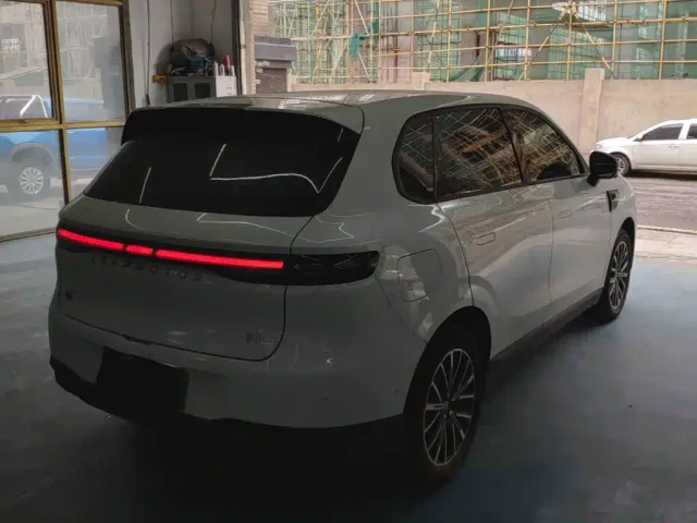 Leapmotor B10 — Фото автомобиля 6