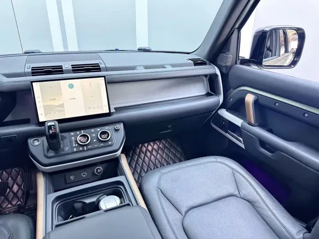 Land Rover Defender — Фото автомобиля 10