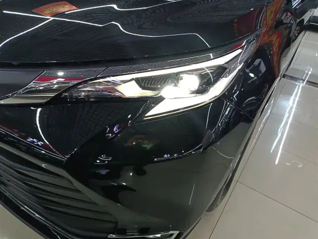 Toyota Sienna — Фото автомобиля 23