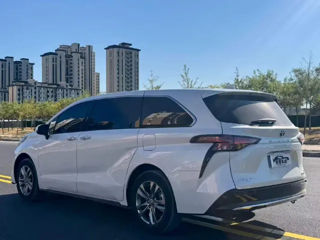 Toyota Sienna — Фото автомобиля 9
