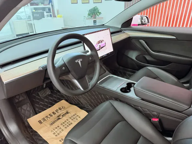 Tesla Model 3 — Фото автомобиля 15