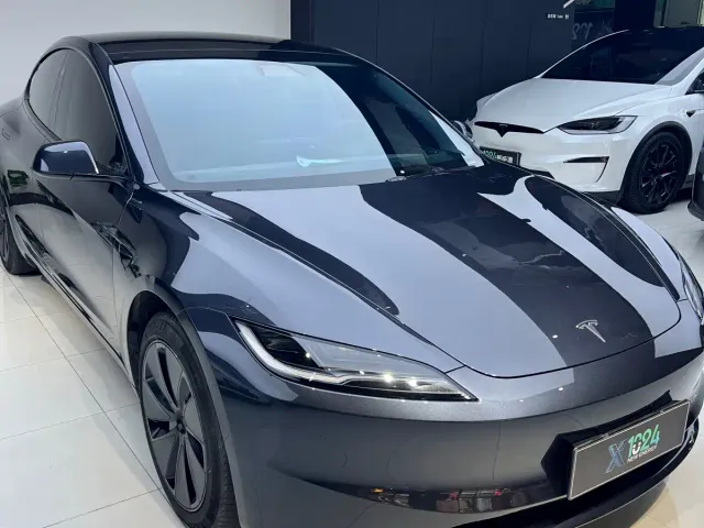 Tesla Model 3 — Фото автомобиля 15