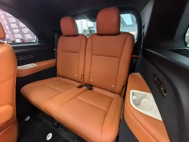 Li Auto L8 — Фото автомобиля 13
