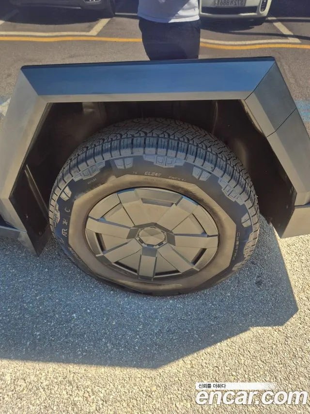 Tesla Cybertruck — Фото автомобиля 3