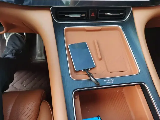 AITO Wenjie AITO M8 2025 Range Extender Max+ Edition 53.4kWh 5-seater — Фото автомобиля 15