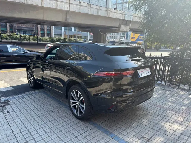 Jaguar F-Pace — Фото автомобиля 4