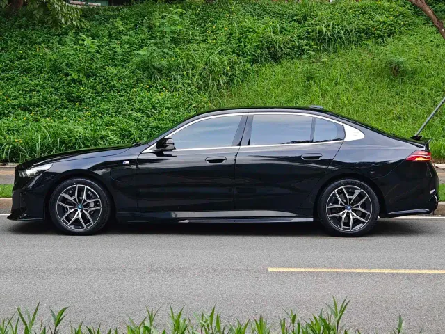 BMW i5 — Фото автомобиля 3