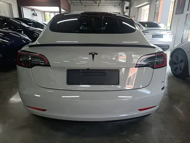 Tesla Model 3 — Фото автомобиля 5
