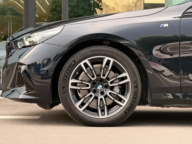 BMW 5 Series — Фото автомобиля 4