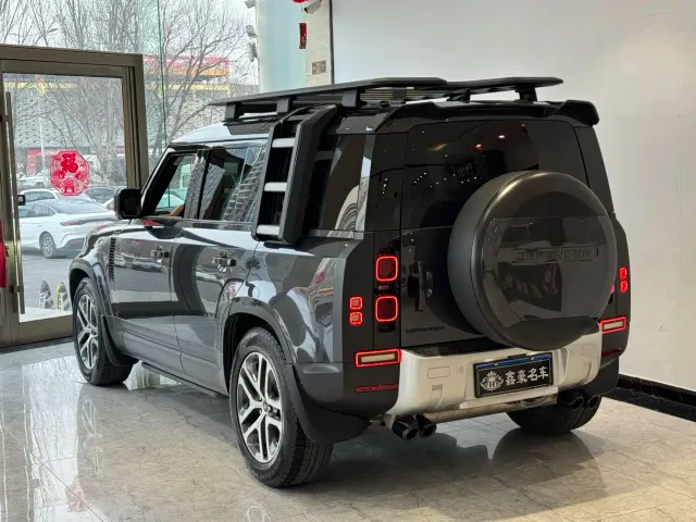 Land Rover Defender — Фото автомобиля 23